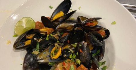 Steamed mussels in white wine with spicy sausage and parsley (diabetic friendly)